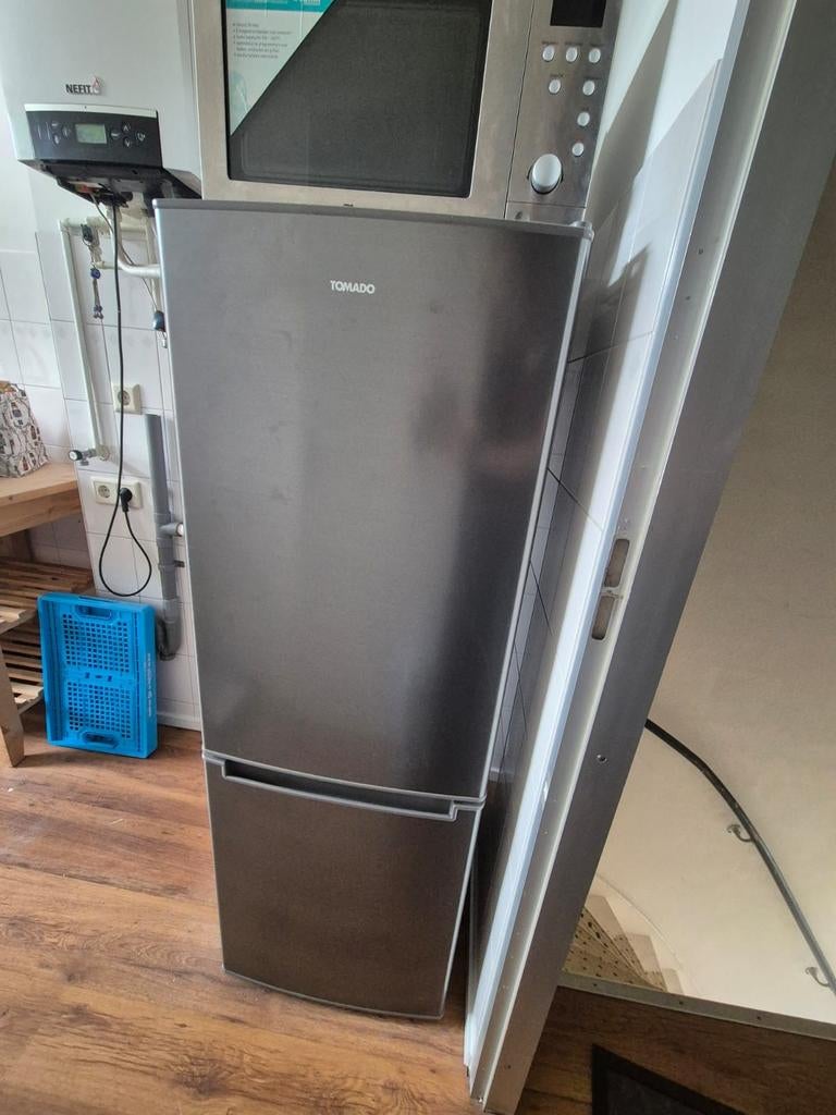 Nette Tomado TCR1420 Koelvriescombinatie (142 cm hoog), 200 liter of meer, Ophalen, Met aparte vriezer