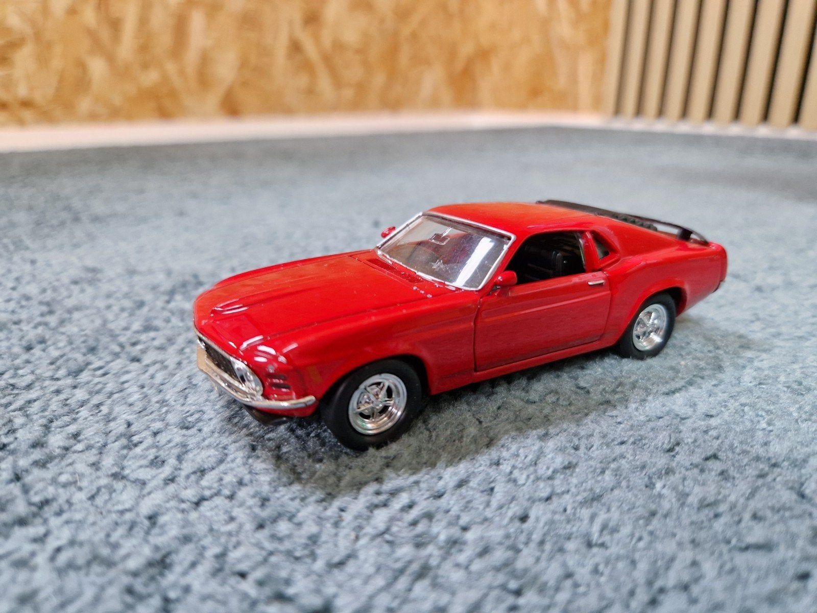Rode Ford Mustang '70 schaalmodel, Hobby en Vrije tijd, Modelbouw | Auto's en Voertuigen, Overige merken, 1:50 of kleiner, Auto