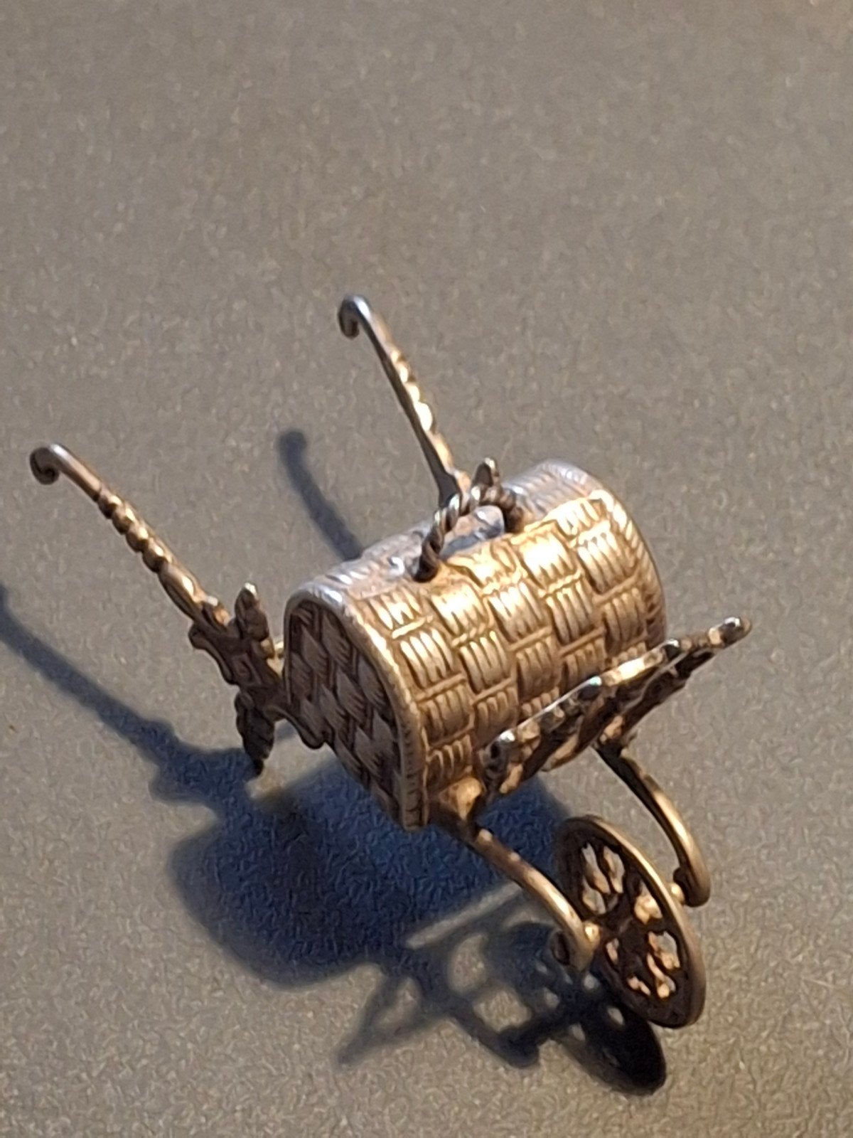 zilveren miniatuur  kar met koffer, Ophalen of Verzenden