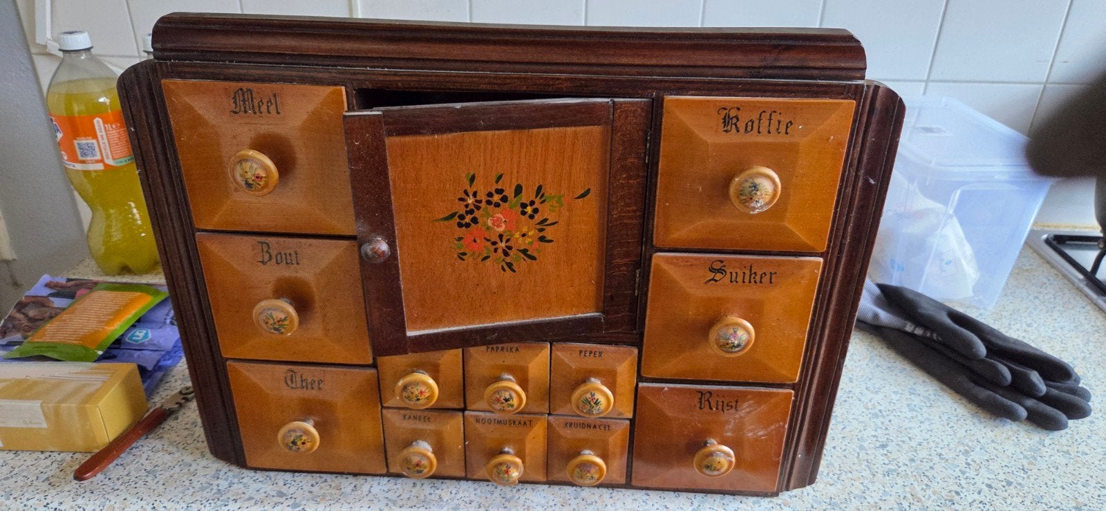 Antieke kruidenkast met lades en bloemmotief, Ophalen