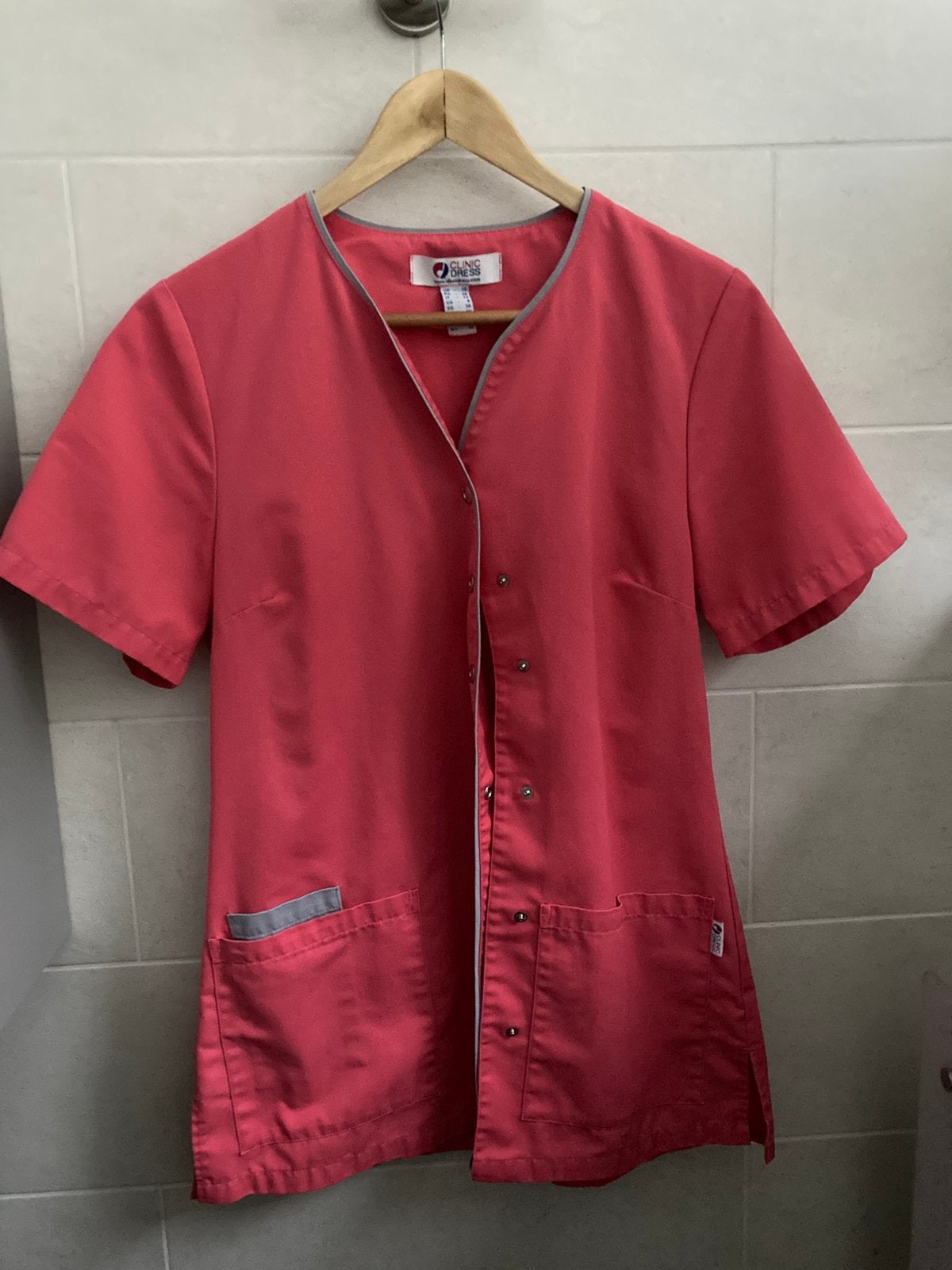 Zorgjasje roze / rood van kleur maat s in zeer goede staat, Kleding | Dames, Ophalen of Verzenden, Zo goed als nieuw