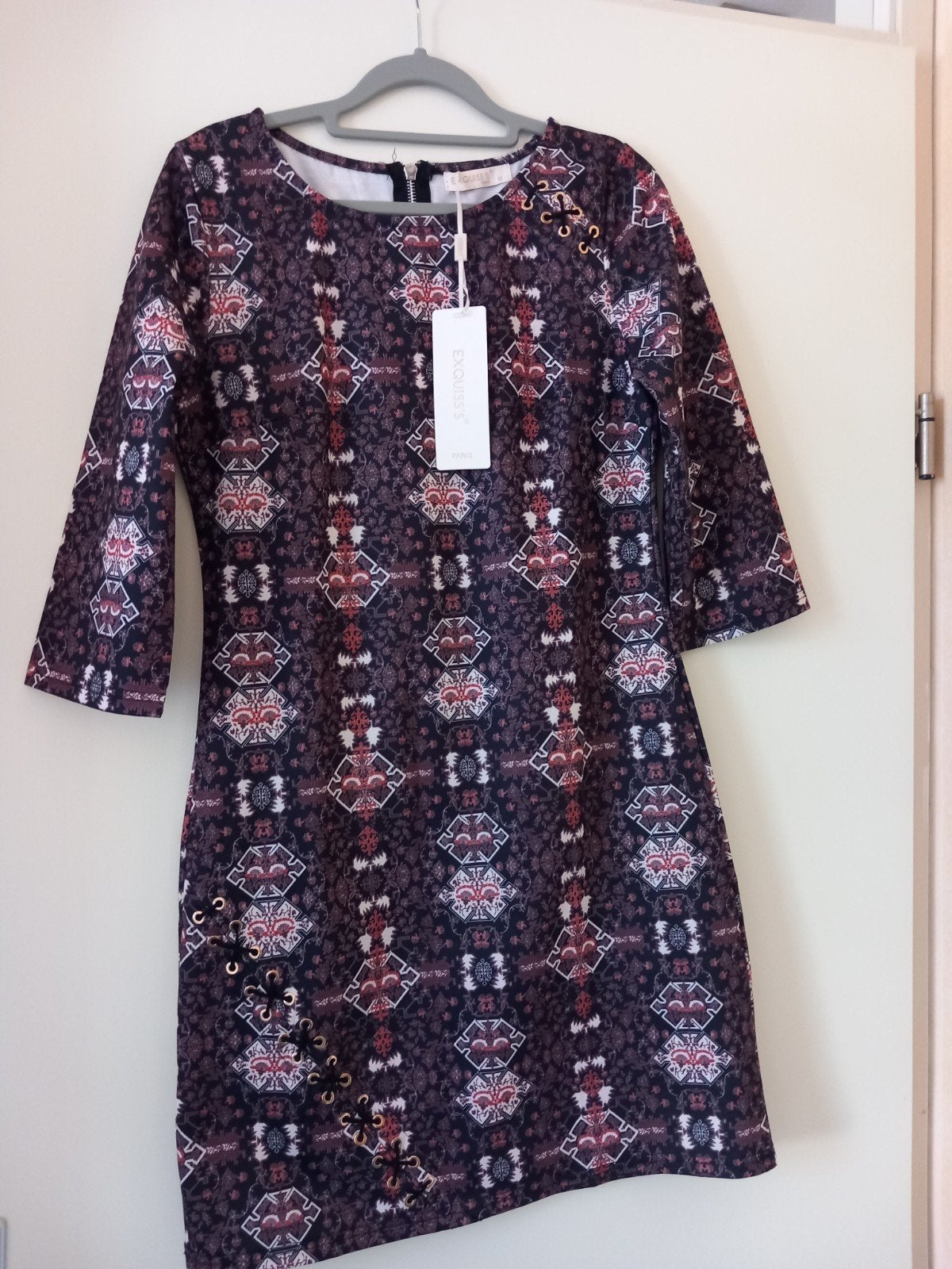 Nieuwe jurk met veterdetails, van Exquiss's maat M, Kleding | Dames, Ophalen of Verzenden, Nieuw, Maat 36 (S), Boven de knie