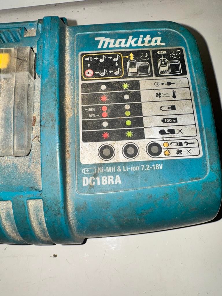 Makita oplader DC18RA, Ophalen of Verzenden, Zo goed als nieuw