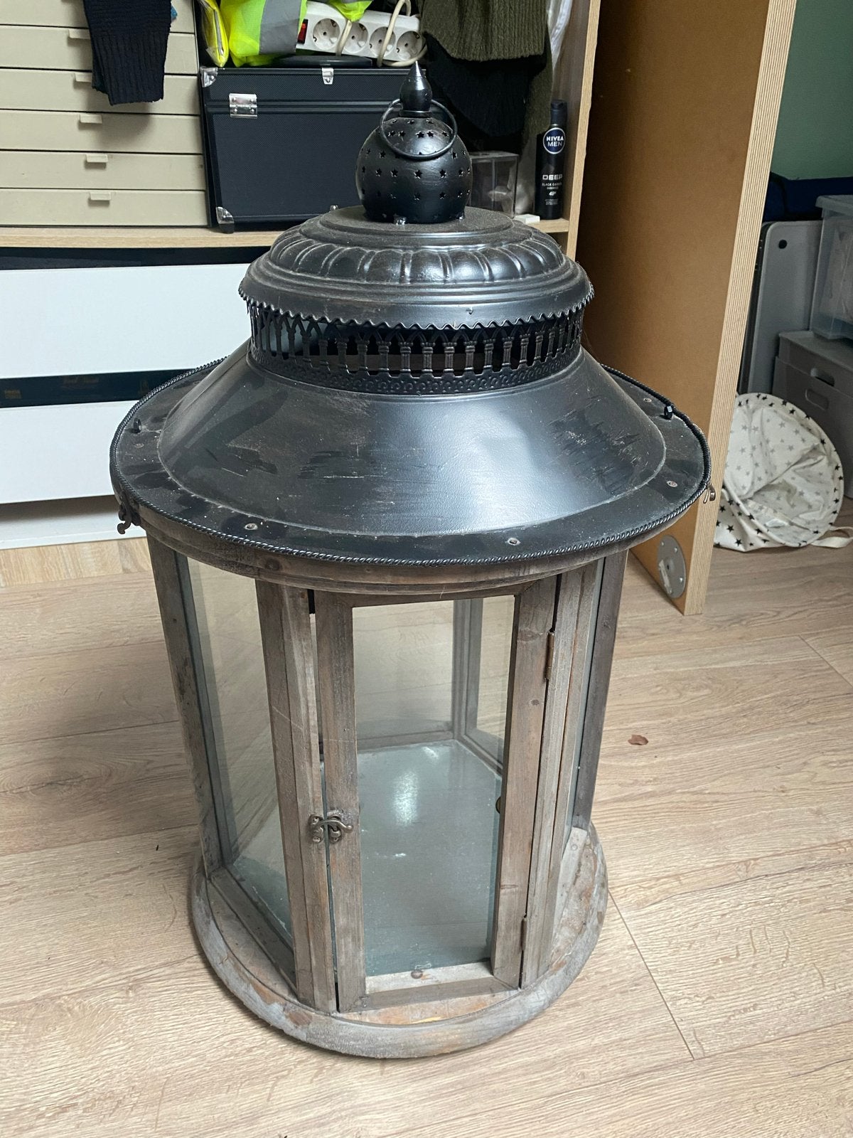 Decoratieve houten lantaarn met metalen kap, Ophalen