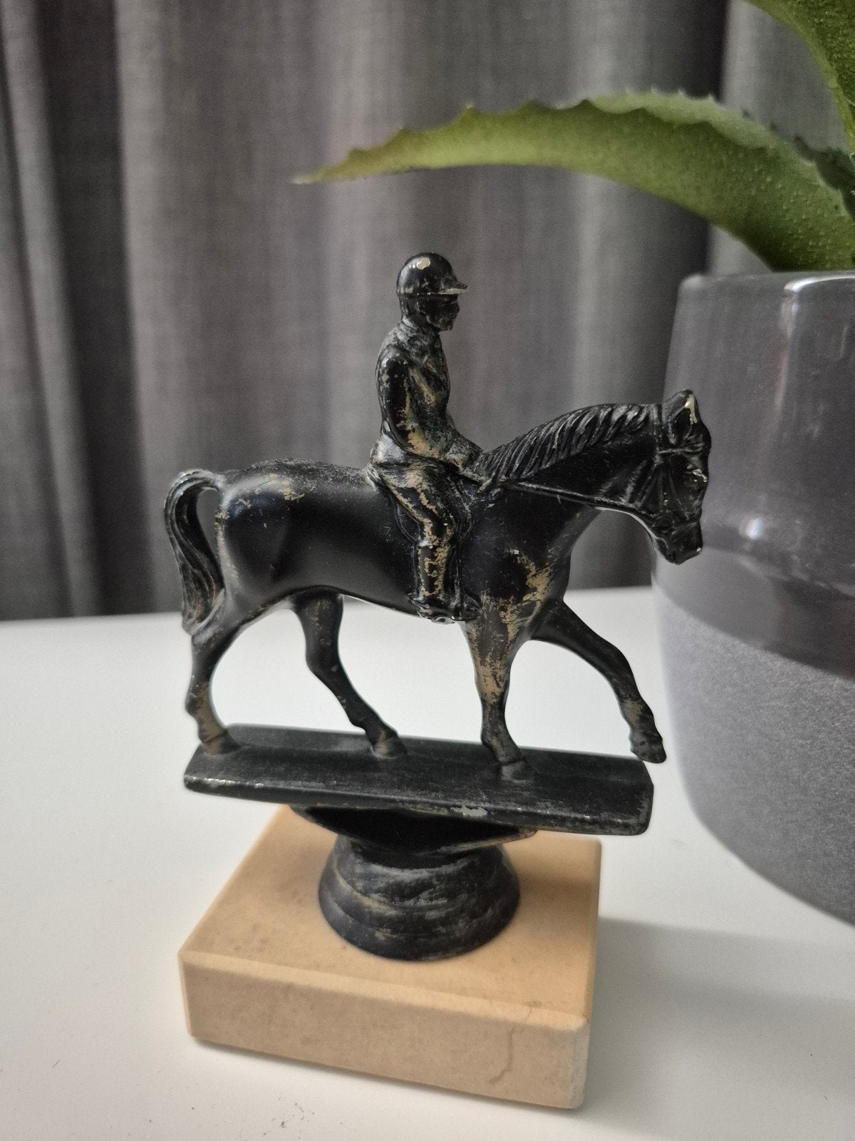 Vintage ruiter te paard beeldje op stenen sokkel, Verzamelen, Ophalen, Zo goed als nieuw, Dier