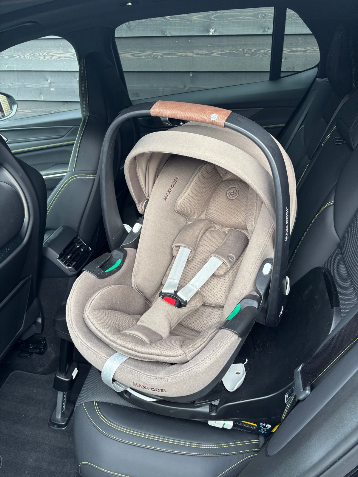 Maxi-Cosi Pebble 360 Pro2 truffle met FamilyFix 360 Pro Base, Kinderen en Baby's, Slaapstand, Ophalen of Verzenden, Zo goed als nieuw