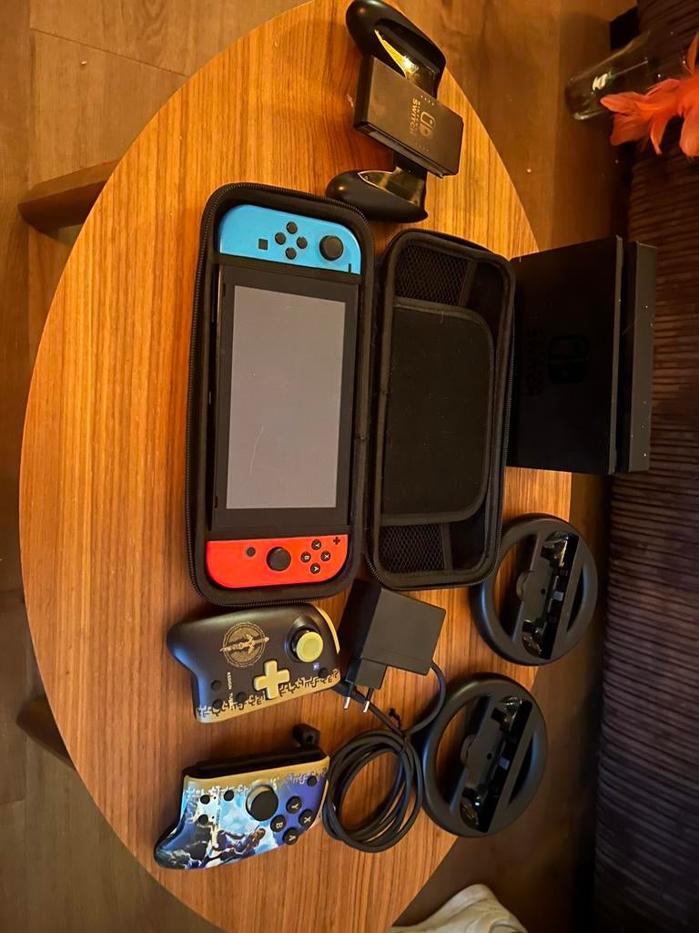 Nintendo Switch. 2017 Model, Spelcomputers en Games, Spelcomputers | Nintendo Switch, Ophalen, Zo goed als nieuw, Met 2 controllers