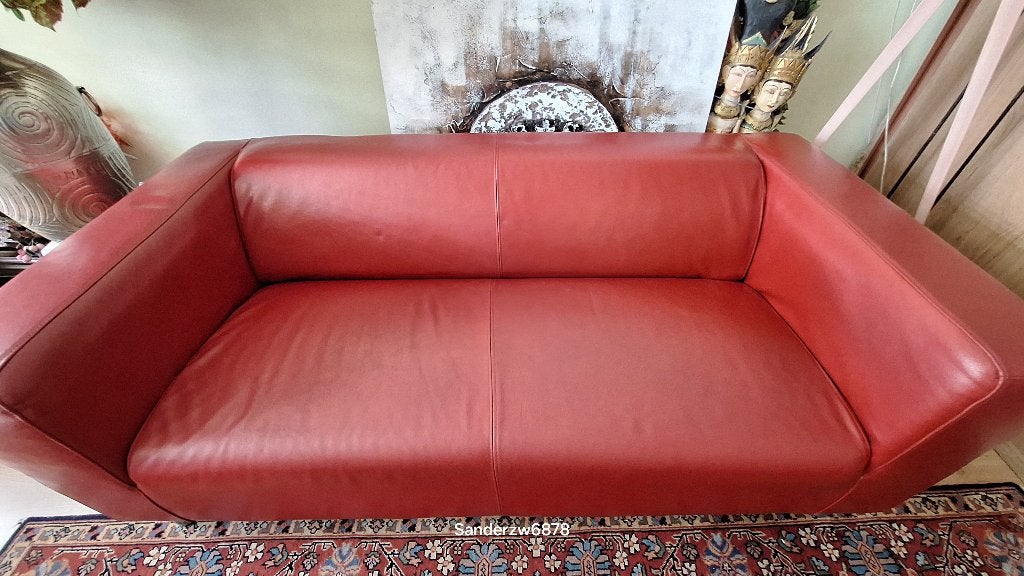 Ruime 2 personen IKEA rood leren bank € 100,-/moet weg!, Huis en Inrichting, Banken | Bankstellen, Gebruikt, Rechte bank, Tweepersoons