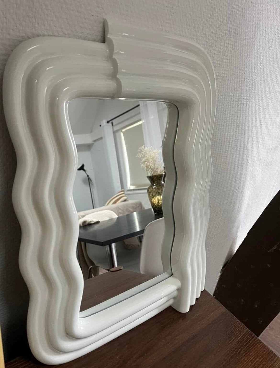 Witte golvende spiegel - Uniek design, Huis en Inrichting, Ophalen, 100 tot 150 cm, Zo goed als nieuw, Overige vormen