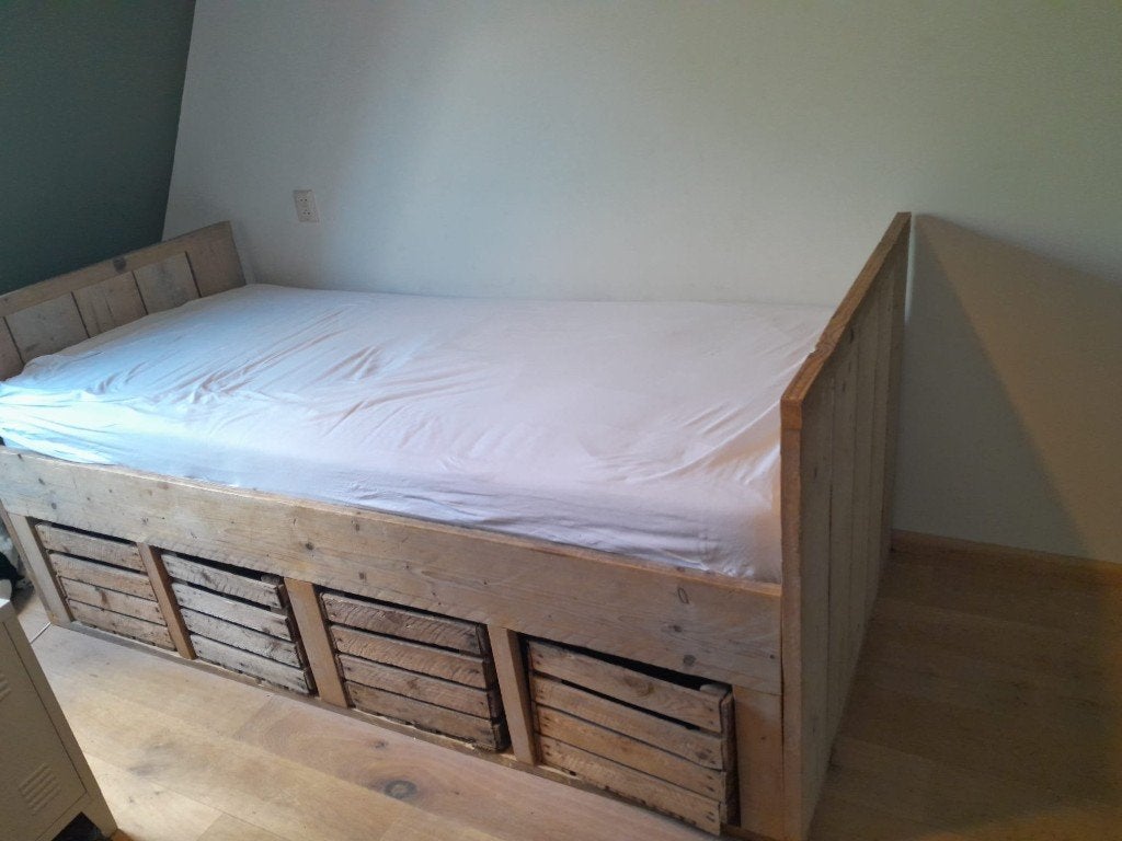 stoer steigerhout bed met opbergkisten