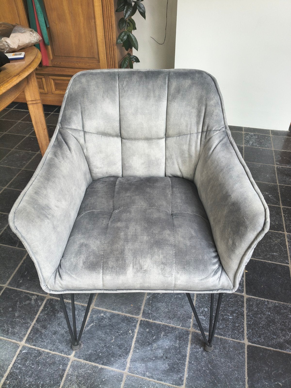 4 Grijze fluweel achtige stoelen met metalen poten, Ophalen, Zo goed als nieuw, Metaal, Vier