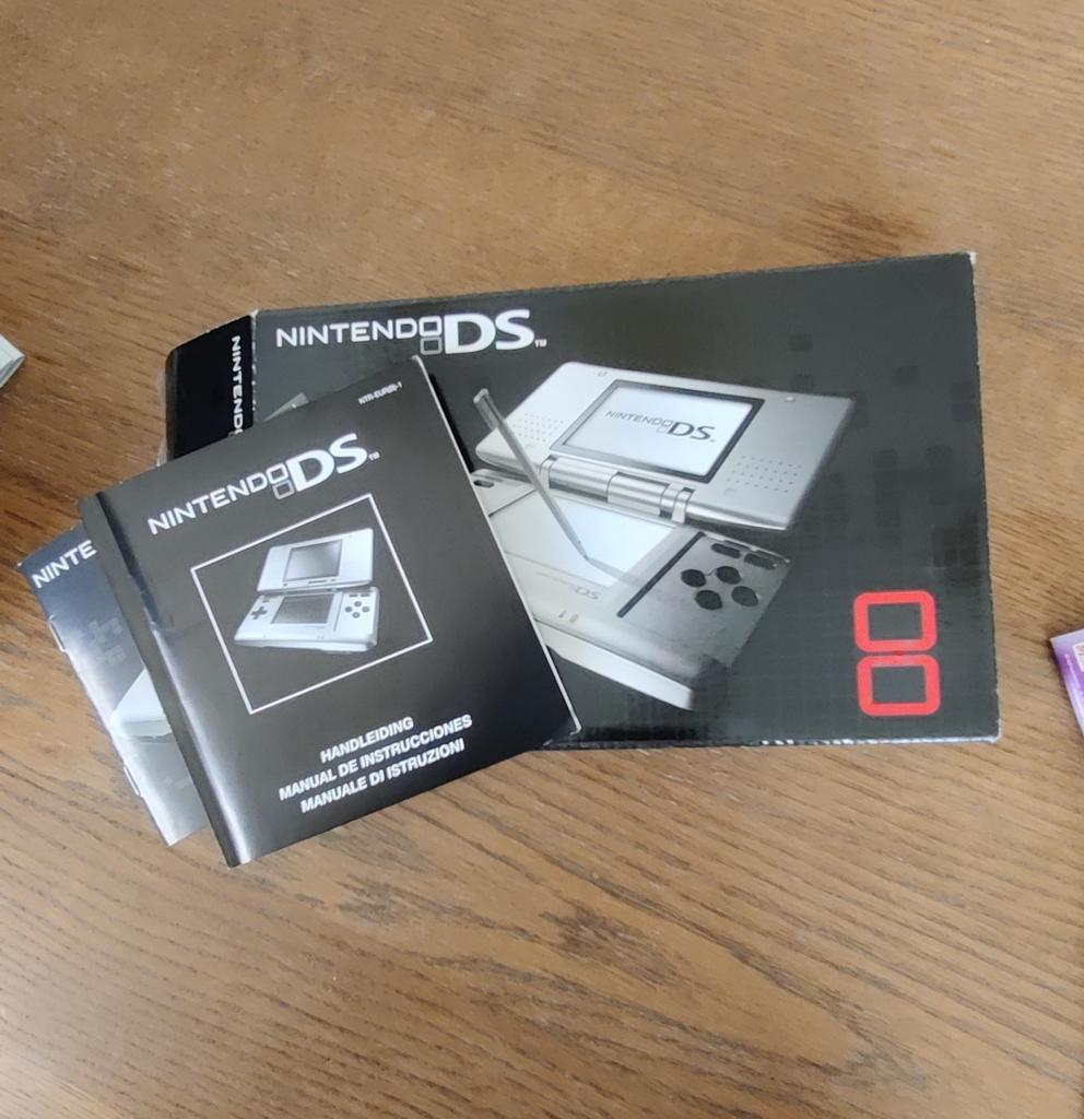 Nintendo DS  met doos en 8 games, Spelcomputers en Games, Spelcomputers | Nintendo DS, Gebruikt, DS Original of Phat, Zilver, Met games