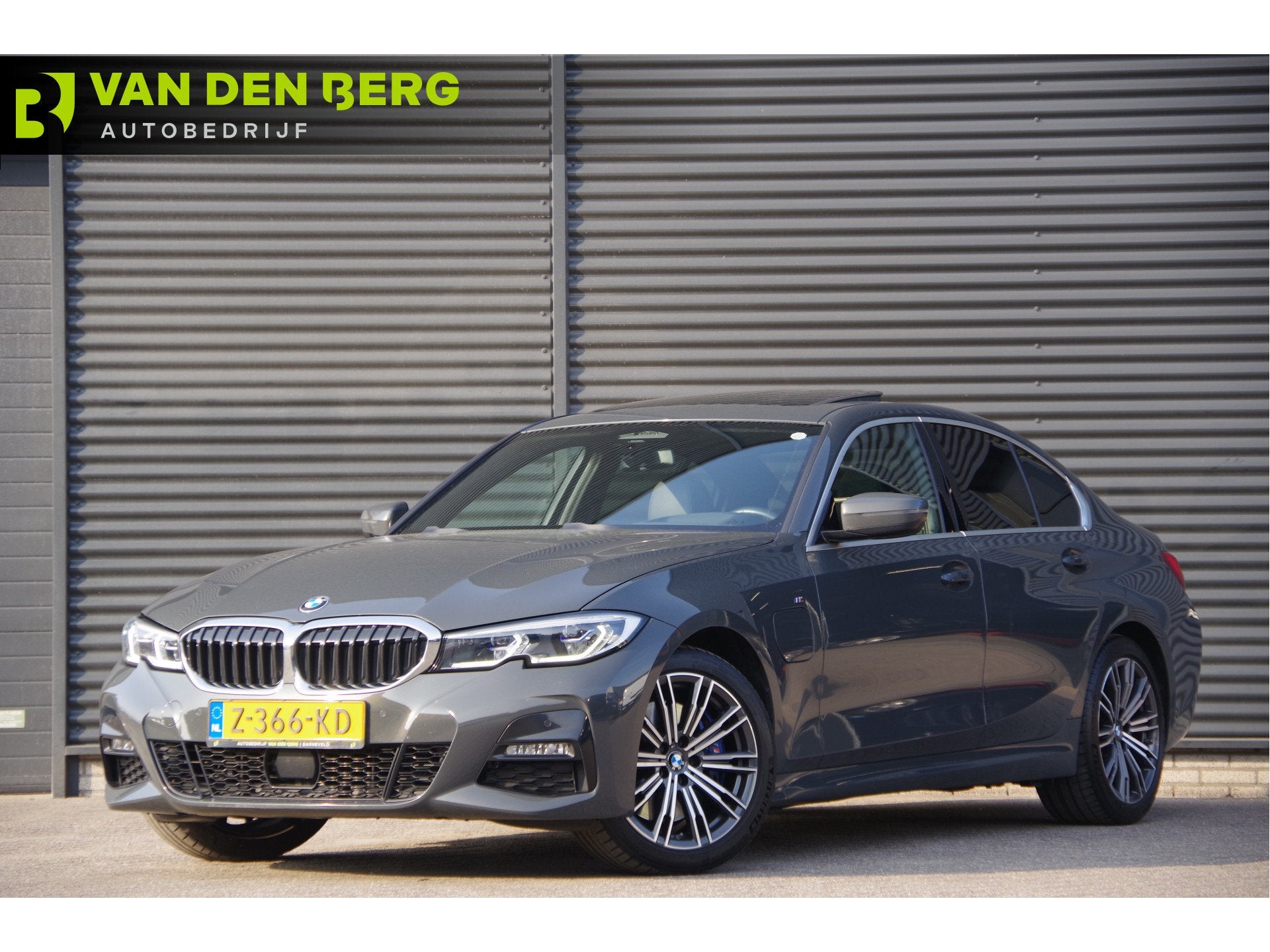 BMW 3-serie 330e M-SPORT SCHUIFDAK INDIVIDUAL LEDER, LASER,, Achterwielaandrijving, Gebruikt, Automatische klimaatregeling, Bedrijf