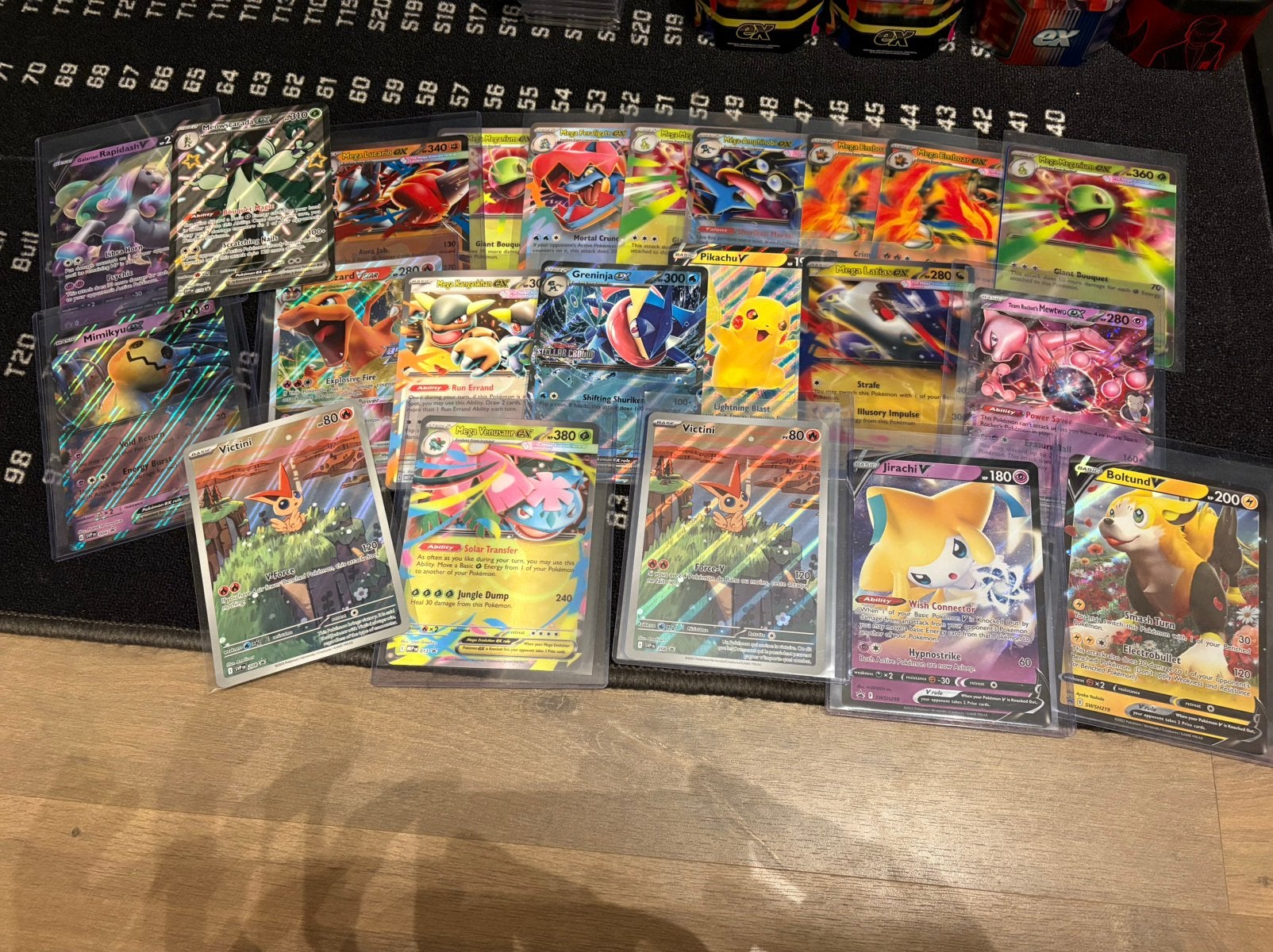 24 Jumbo Pokemon kaarten. ( charizard, pikachu), Ophalen of Verzenden, Zo goed als nieuw, Meerdere kaarten, Foil