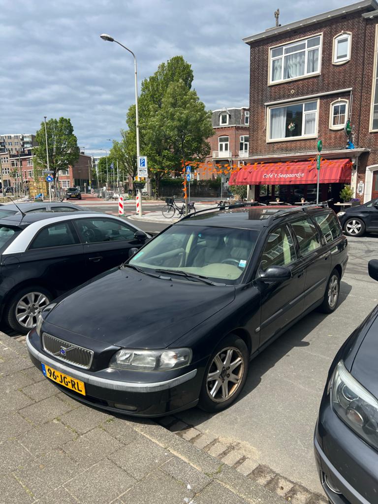 Volvo V70 2.4 170PK 2002 Zwart, Auto's, Volvo, 1800 kg, Beige, Zwart, Stationwagon