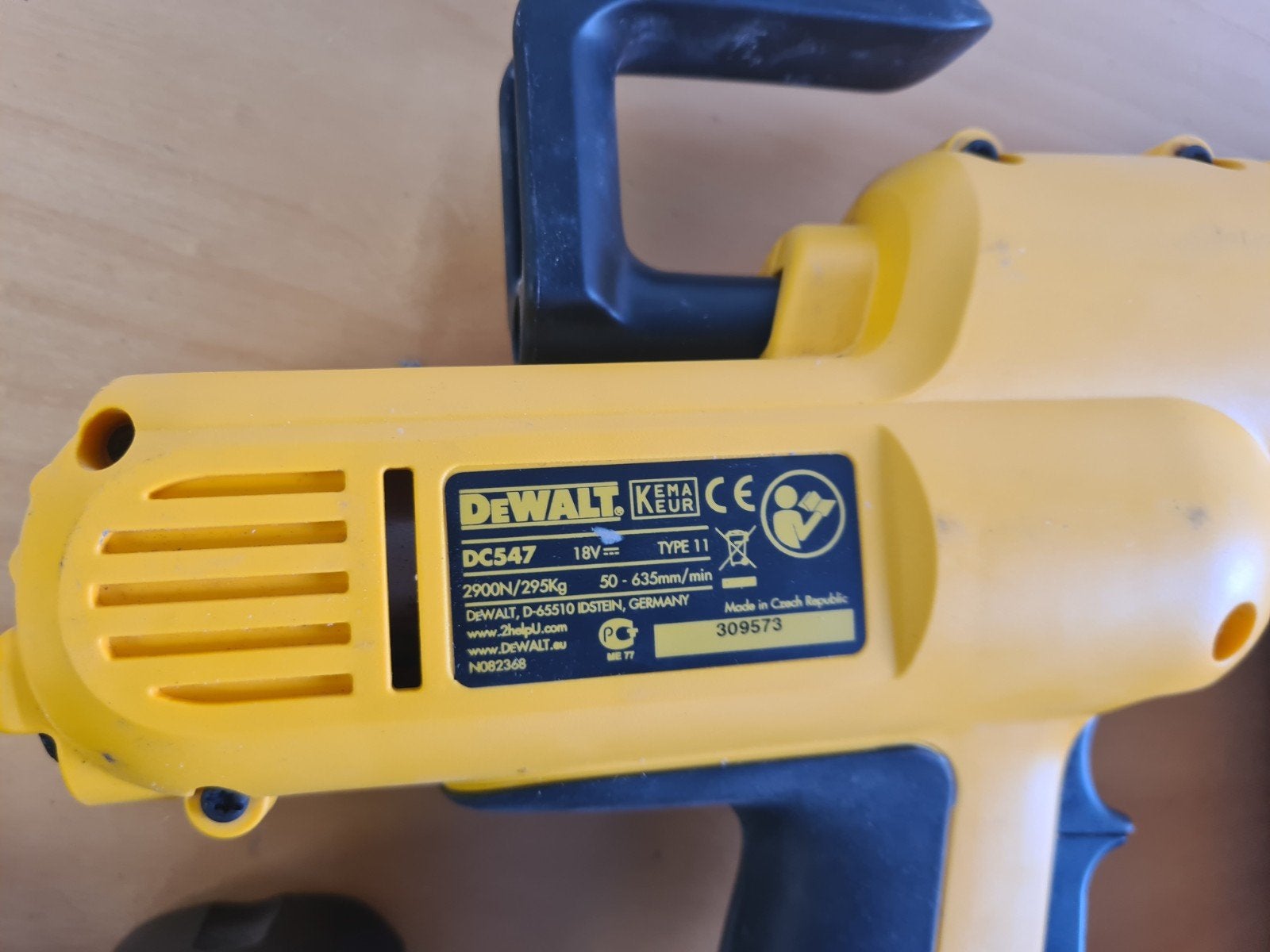 Dewalt kitpistool DC547 met 3 accu's en lader, Ophalen, Gebruikt
