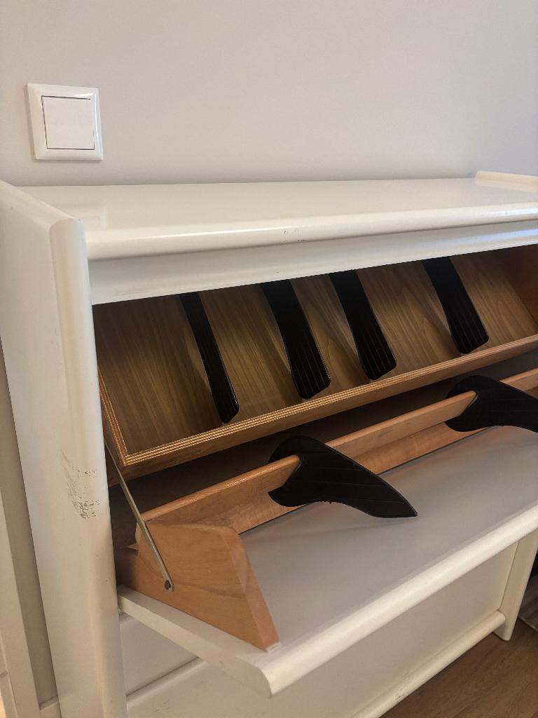 Vintage Flip-Down Shoe Cabinet – White Wood with Hardware, Ophalen, Gebruikt