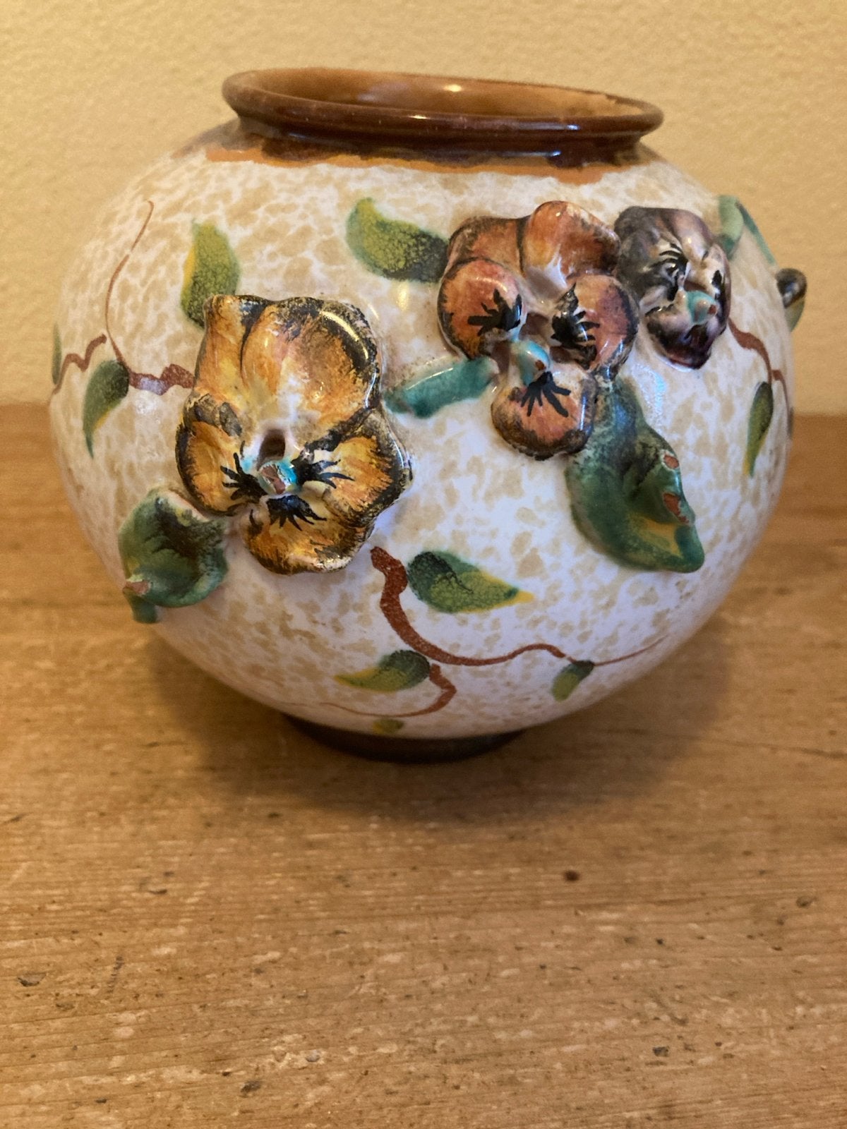 Antieke Zenith Gouda Viola vaas met bloemdecoratie, Ophalen of Verzenden