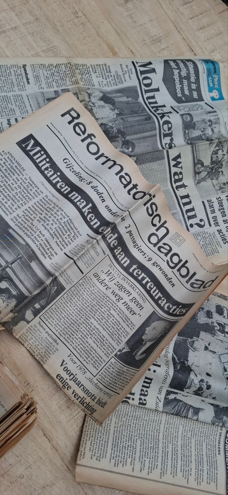 Serie kranten over de terreuractie Smilde in1977, Ophalen of Verzenden, 1960 tot 1980, Krant