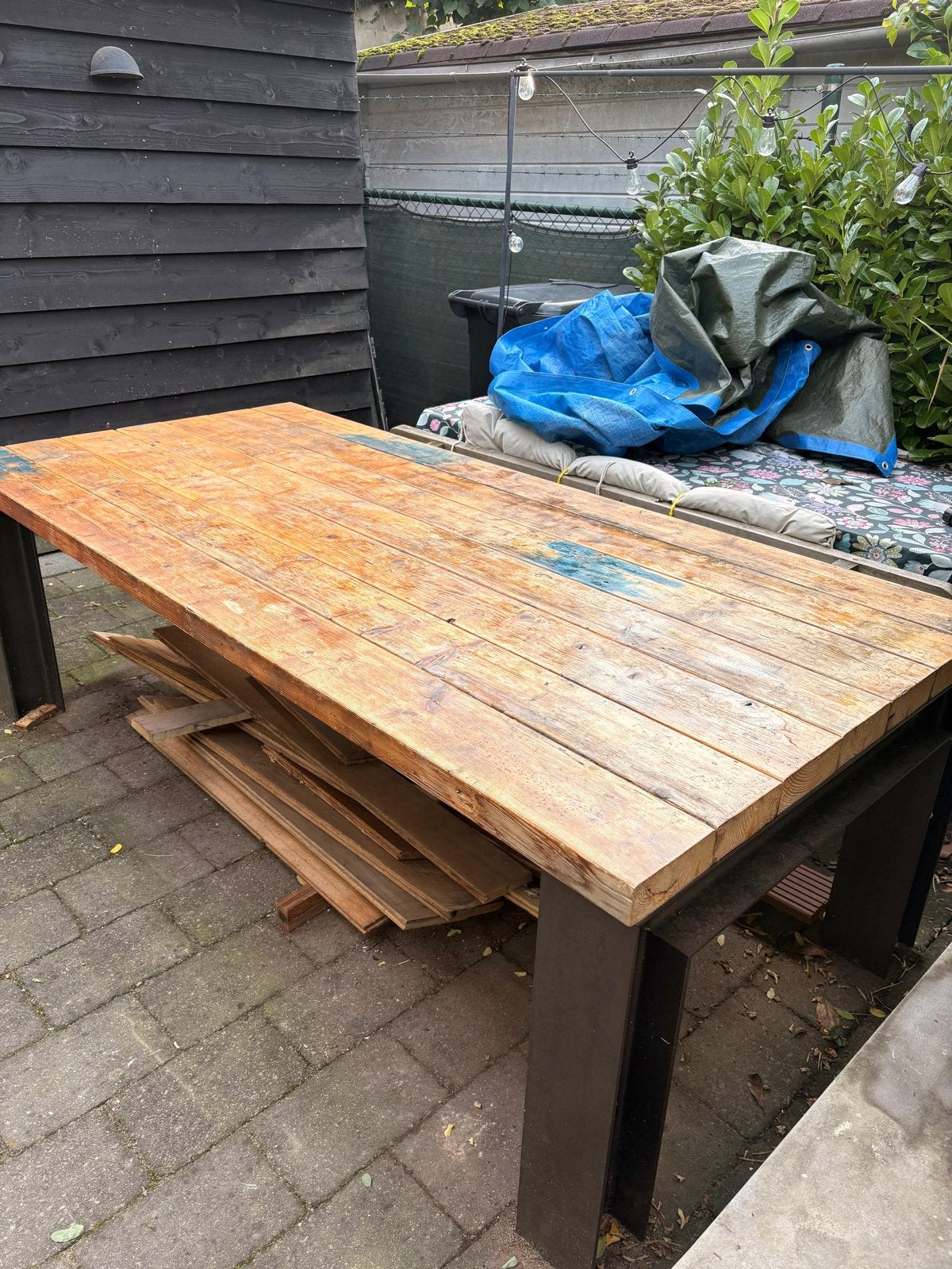 Robuuste houten tuintafel met metalen onderstel, Ophalen, Gebruikt, 100 tot 150 cm, 200 cm of meer