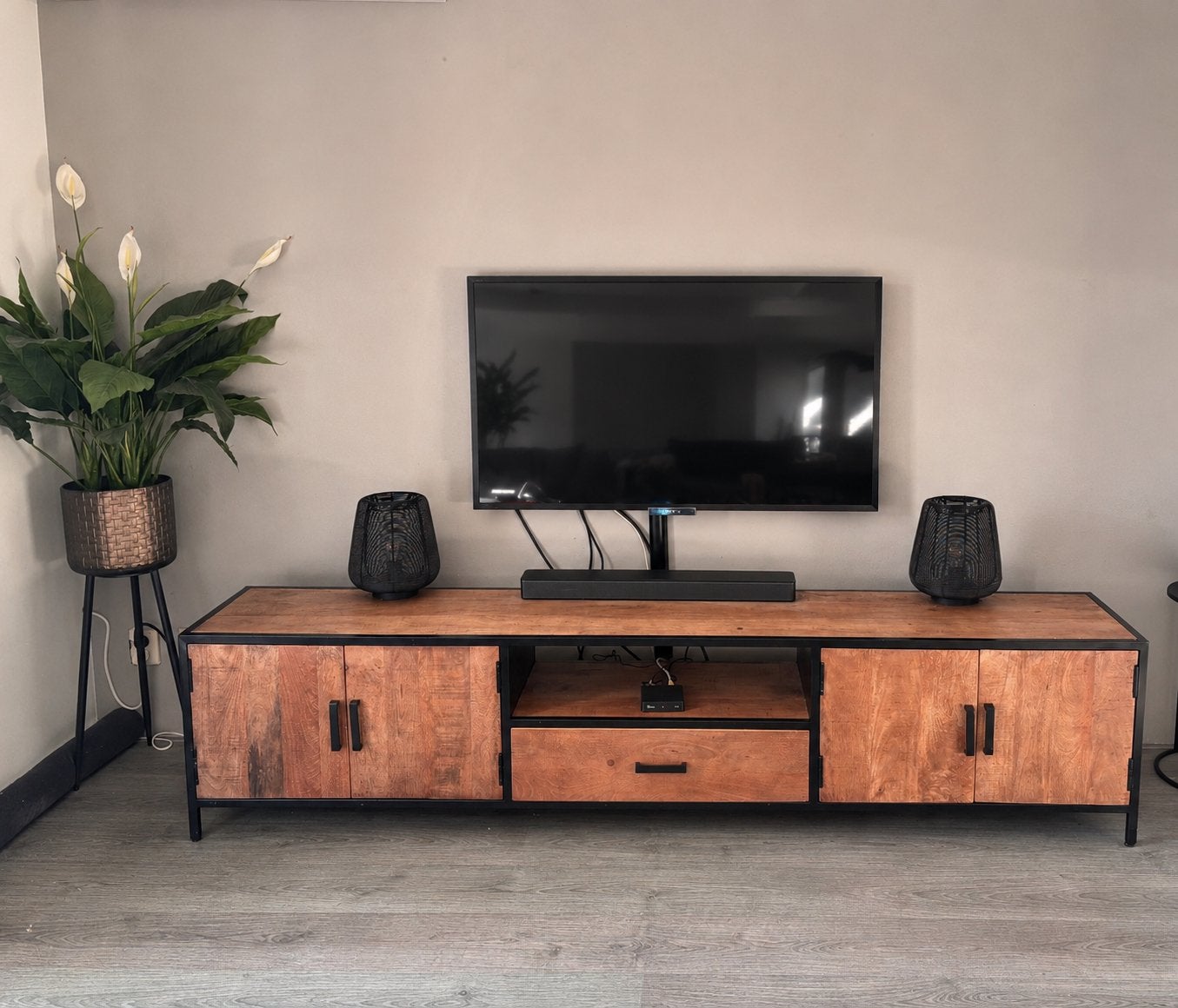 Industrieel TV-meubel en bijpassende kast mango hout, Ophalen, 200 cm of meer, Zo goed als nieuw, 25 tot 50 cm