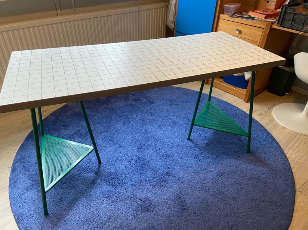 Bureau IKEA met groene dragers en multiply werkblad, Huis en Inrichting, Bureaus, Ophalen, Groen, Hout, Kinderbureau