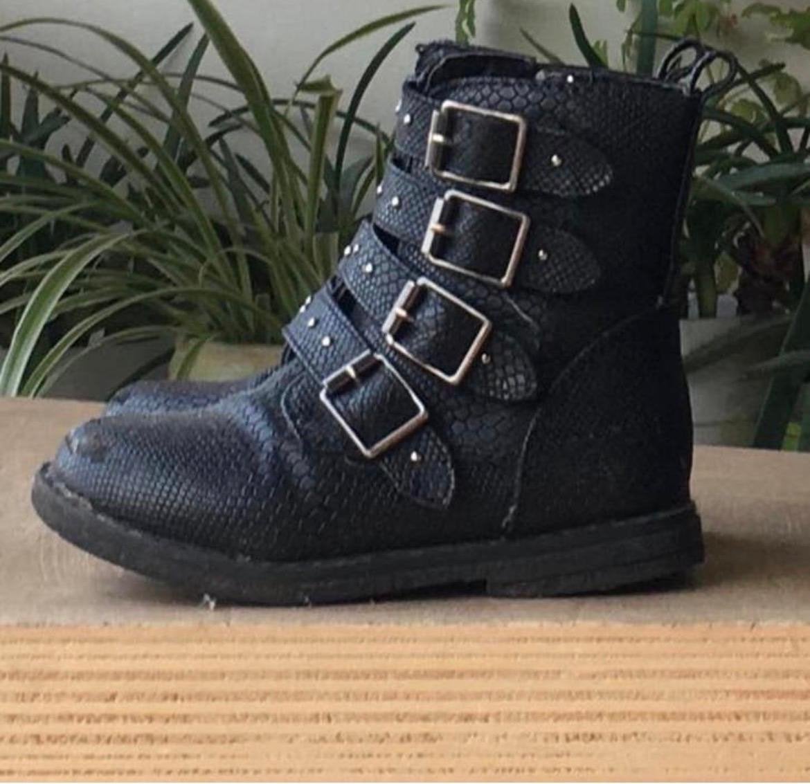 Stoere zwarte kinderlaarzen met gespen en studs maat 22, Ophalen, Jongetje of Meisje, Laarsjes, Zo goed als nieuw