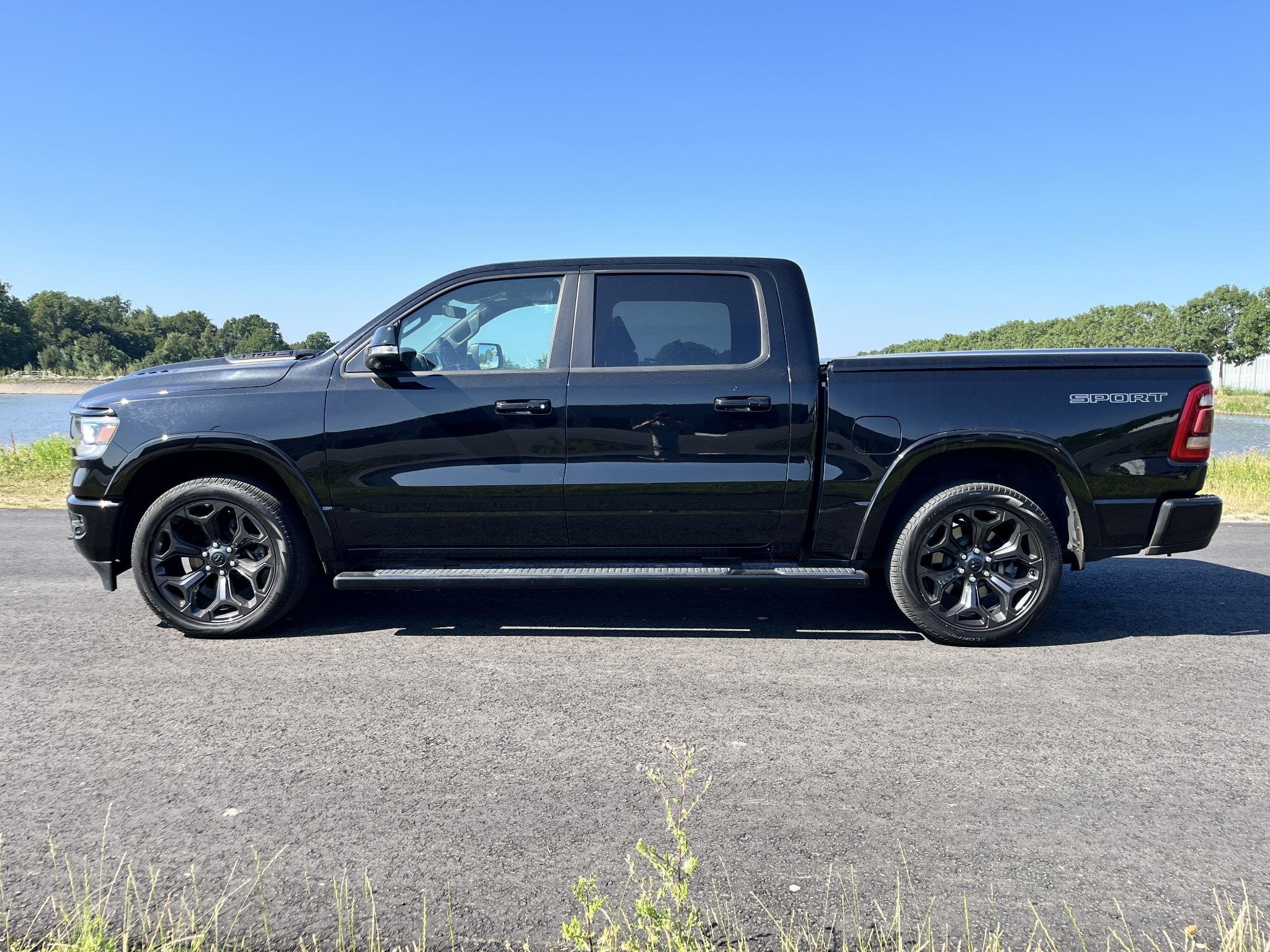 Dodge Ram 1500 5.7 V8 4x4 Crew Cab Laramie Clima, cruise, ca, Auto's, Gebruikt, 5654 cc, Lane Keeping Assist, Zwart