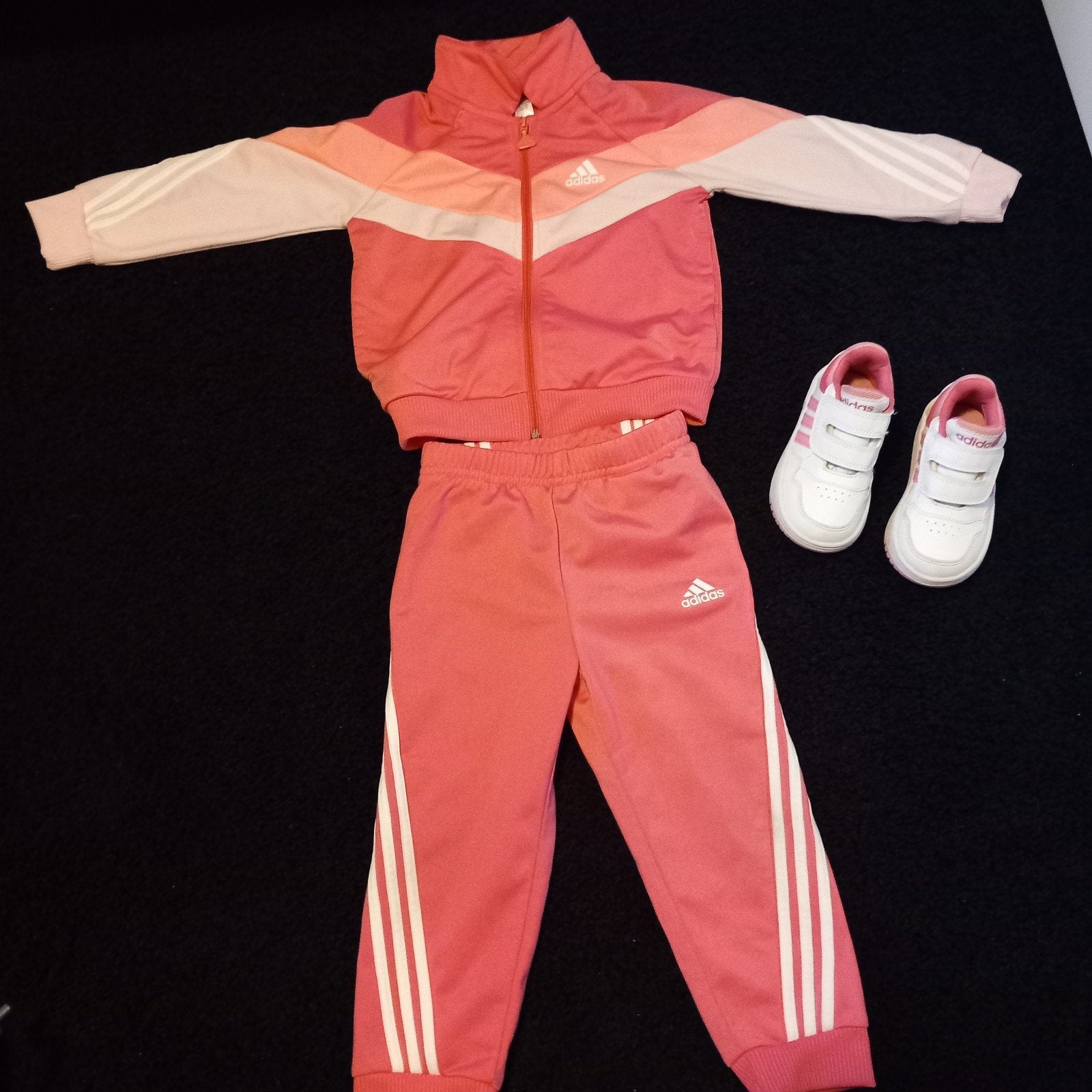 Roze Adidas trainingspak maat 92 en schoenen maat 23, Adidas, Gebruikt, Meisje, Ophalen of Verzenden