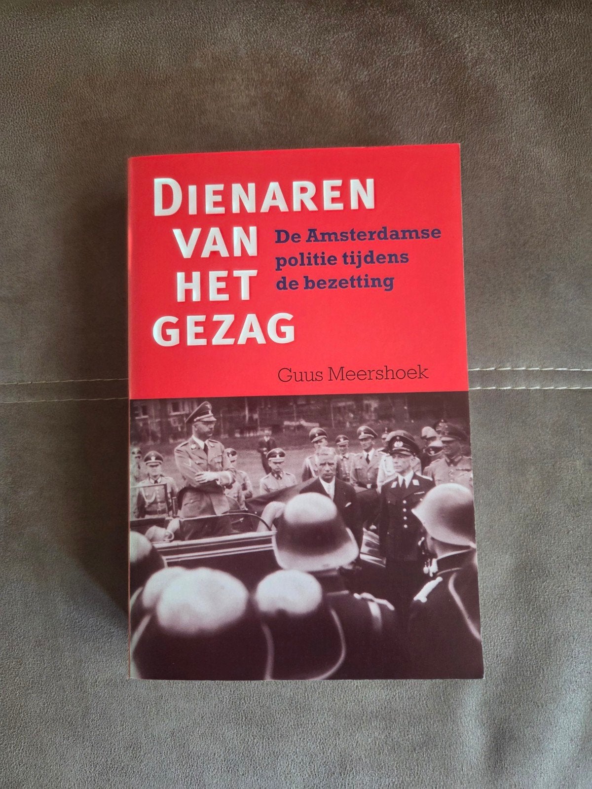 Dienaren van het Gezag: Amsterdamse politie tijdens de WOII, Boeken, Tweede Wereldoorlog, Ophalen of Verzenden, Zo goed als nieuw