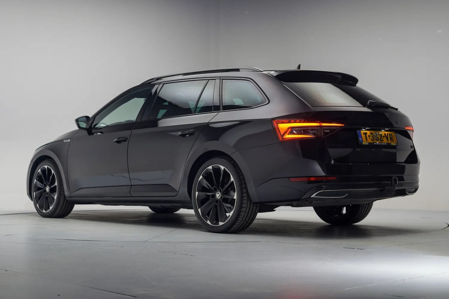 Skoda Superb COMBI 1.4 TSI iV PHEV Sportline Aut.[ Panorama, Auto's, Skoda, Gebruikt, 4 cilinders, Zwart, Hybride Elektrisch/Benzine