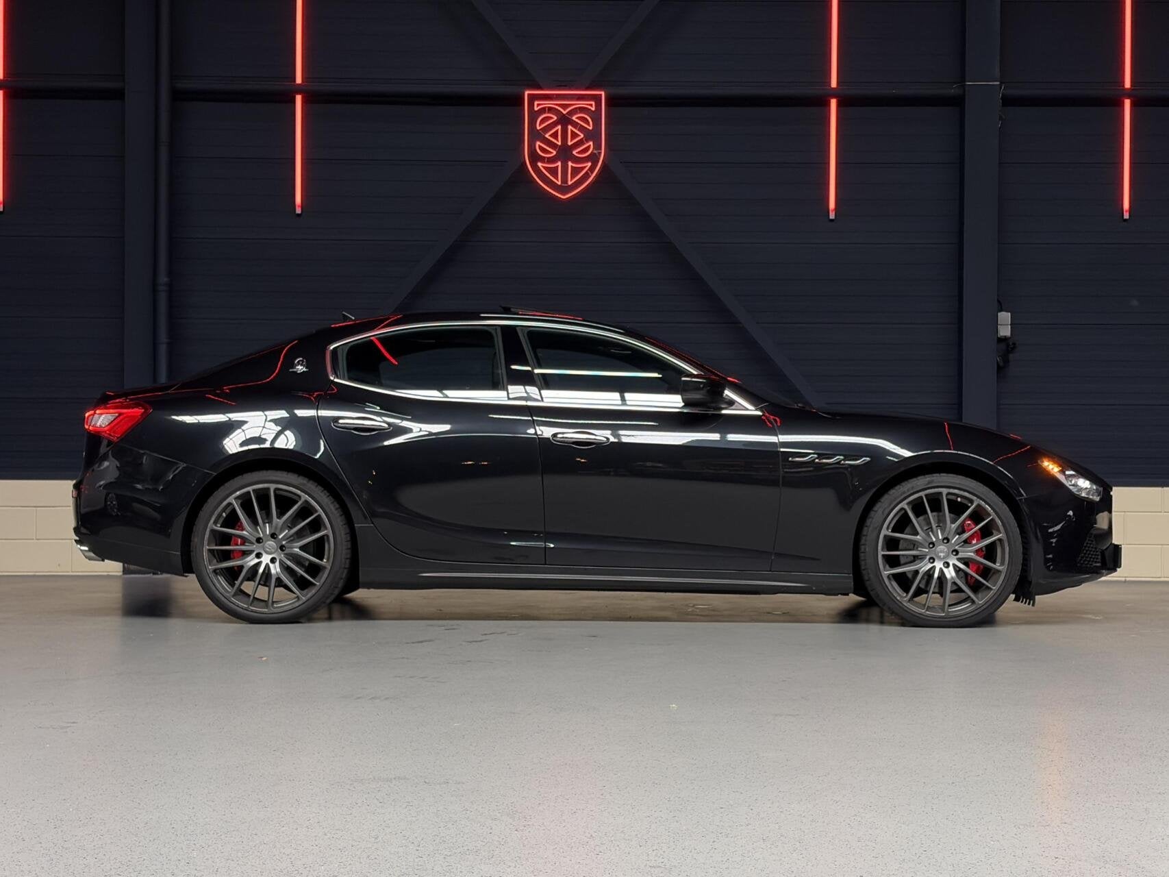Maserati Ghibli 3.0 S Q4 |PANO|H&K|CARBON|MEM.|STOELVERW.|21, Auto's, Maserati, Automaat, Gebruikt, Zwart, Vierwielaandrijving