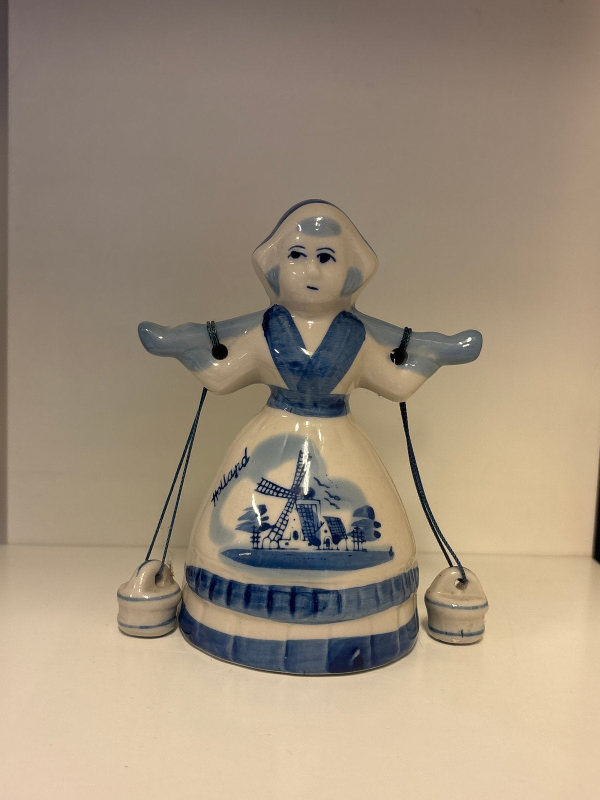 Delfts blauw beeldje Hollandse dame met molen en gewichten, Ophalen of Verzenden