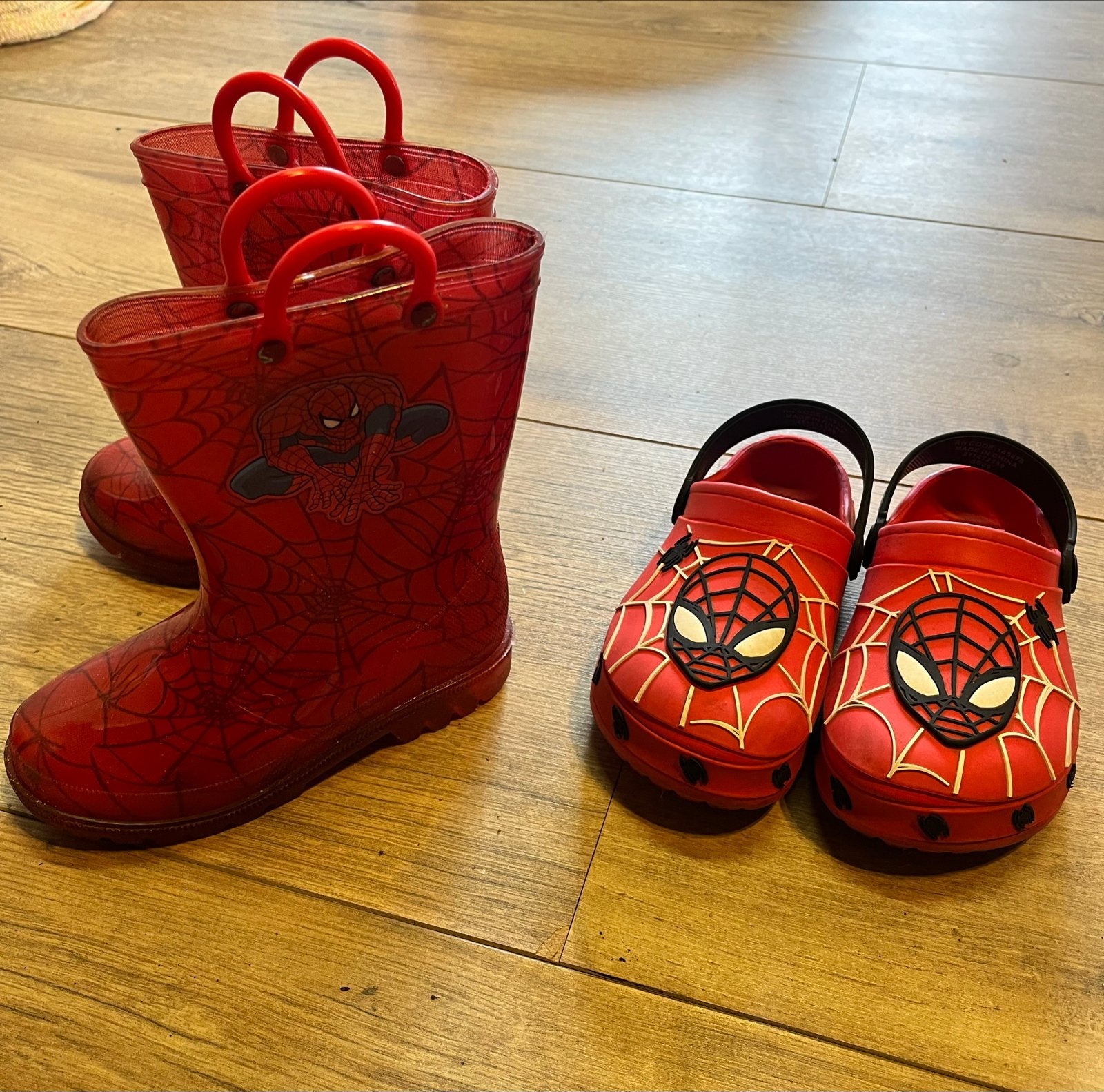 Spiderman regenlaarzen en crocs voor jongens, Ophalen of Verzenden, Jongen, Laarzen, Zo goed als nieuw