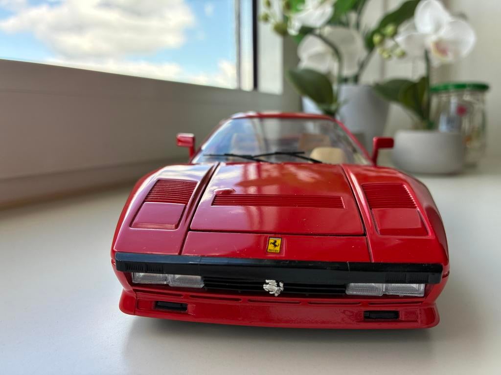 Ferrari GTO 1:18 Magnum P.I. modelauto - Gedetailleerd, Hobby en Vrije tijd, Modelauto's | 1:18, Zo goed als nieuw, Auto, Bburago
