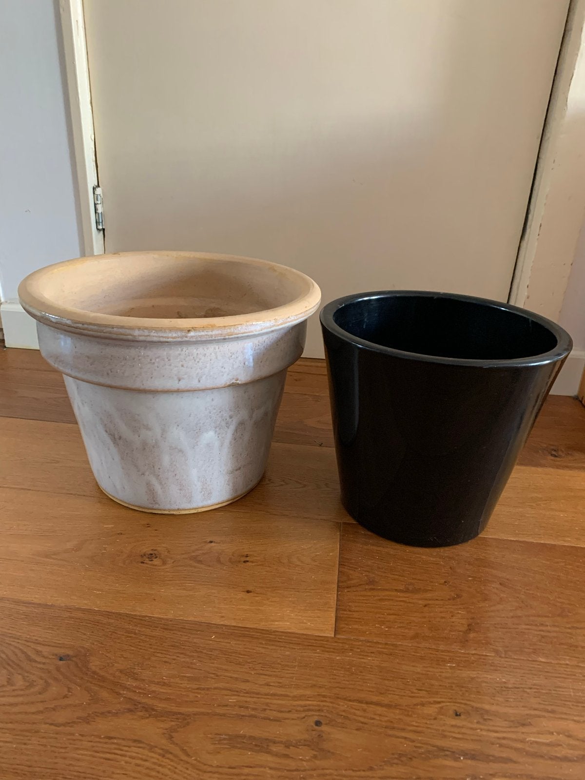 2 Grote Geglazuurde Keramische Bloempotten - Beige & Zwart, Rond, Binnen, Zo goed als nieuw, Minder dan 40 cm