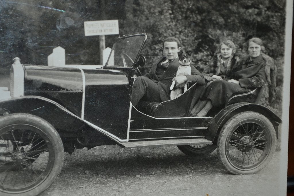 foto 1900 personen hond in oldtimer auto, Ophalen of Verzenden, Voor 1940, Zo goed als nieuw, Overige onderwerpen