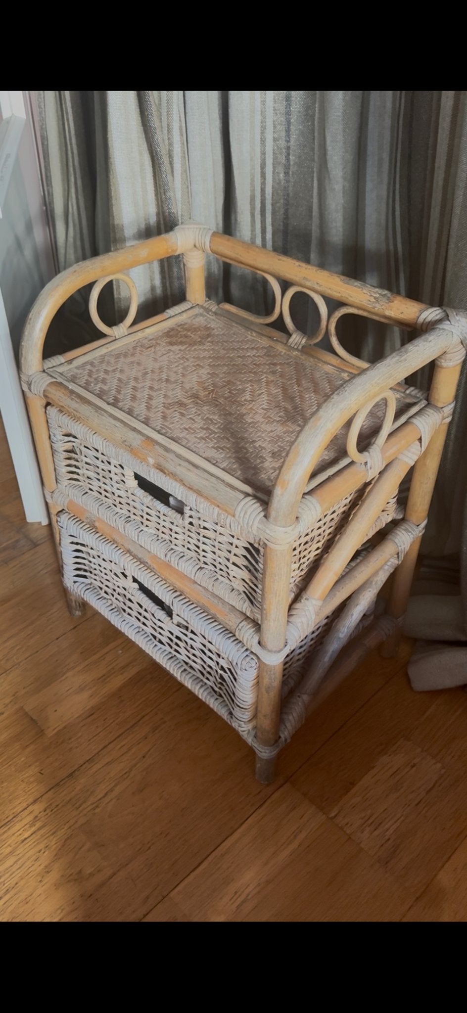 Vintage rotan nachtkastje met 2 lades kastje, Overige materialen, Gebruikt, Minder dan 45 cm, 55 tot 70 cm