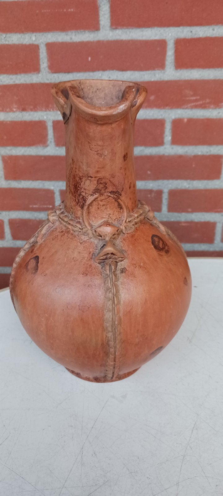 TERRACOTTA  VAAS / KRUIK MET MENSELIJK HOOFD NEUS MOND 27 CM, Ophalen of Verzenden