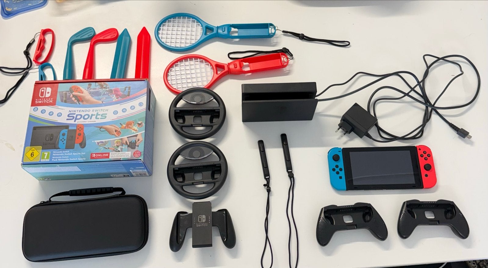 Nintendo Switch met Sports game en veel accessoires, Spelcomputers en Games, Spelcomputers | Nintendo Switch, Met 2 controllers