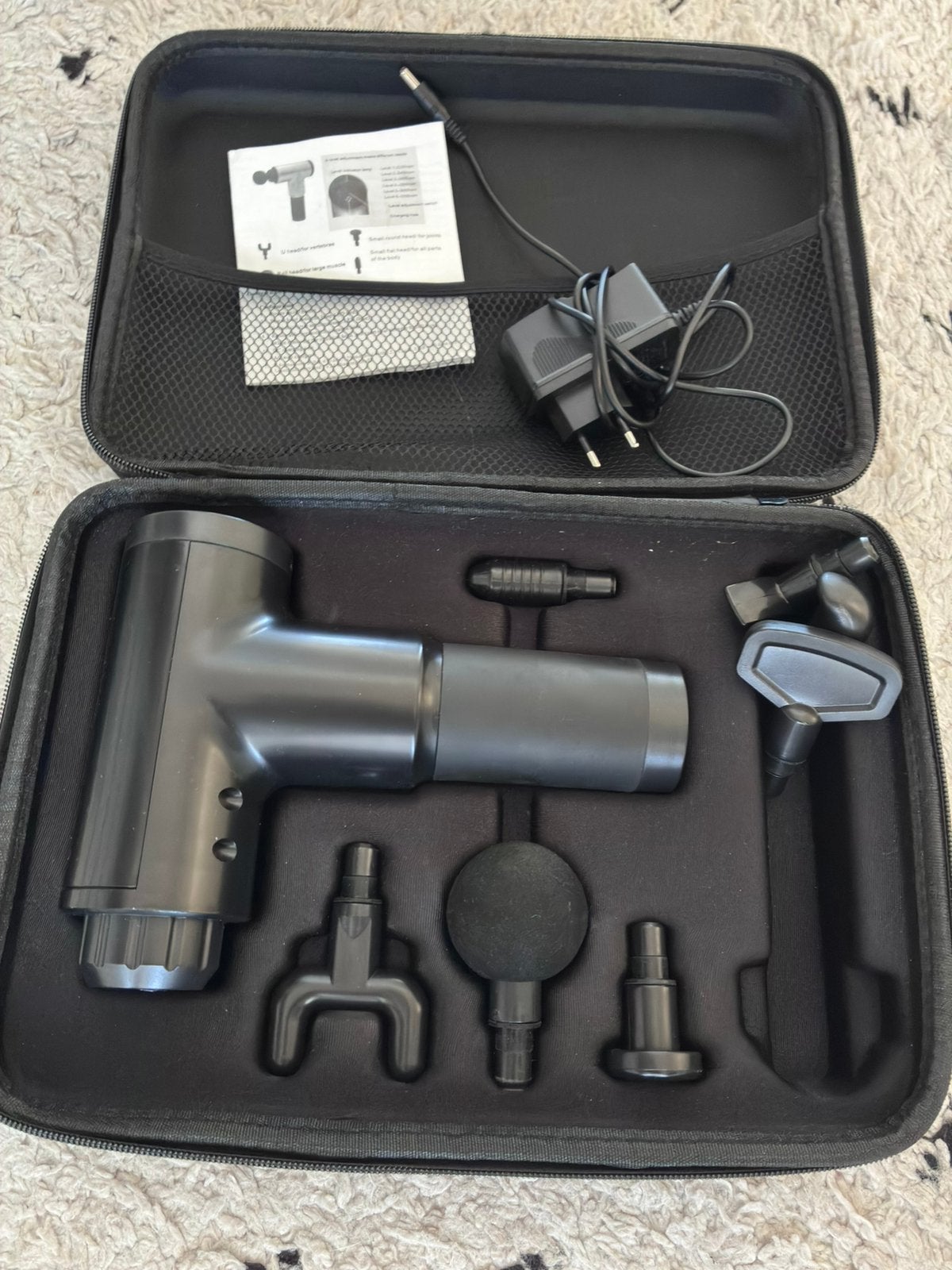 Bijna nieuwe massage gun met veel opzetstukken in koffer, Ophalen of Verzenden, Zo goed als nieuw, Apparaat
