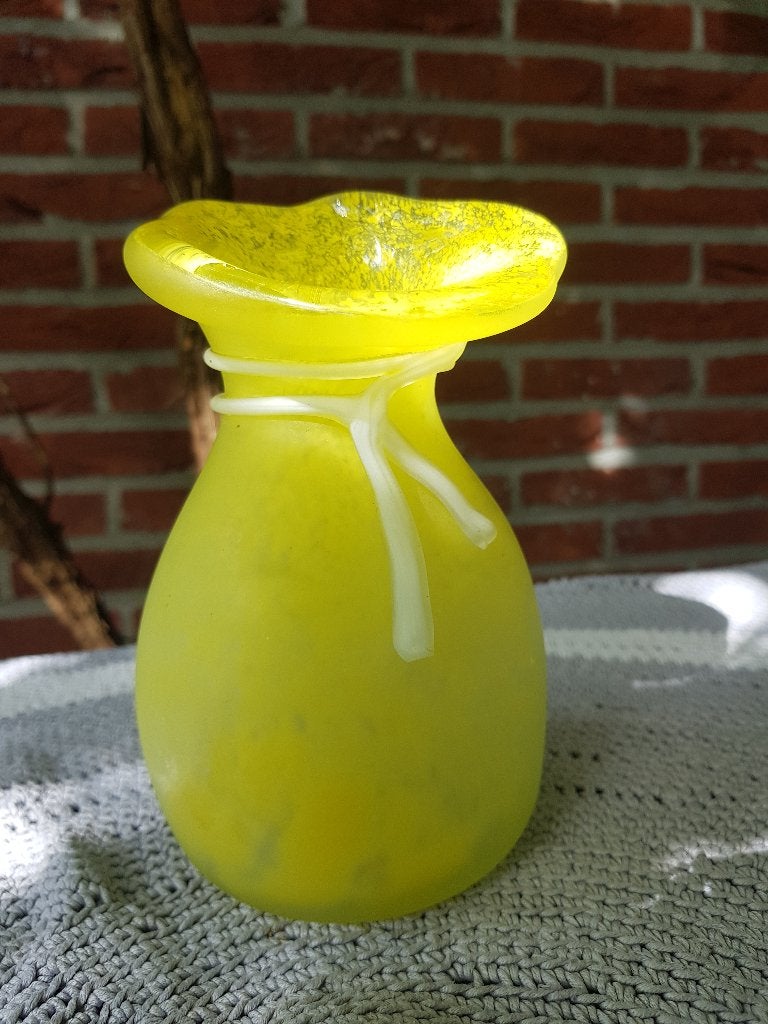 Vintage mondgeblazen vaas geel matglas strik - Murano stijl, Antiek en Kunst, Ophalen of Verzenden