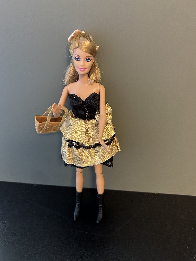 Barbie in feest outfit, Ophalen of Verzenden, Gebruikt, Kleertjes