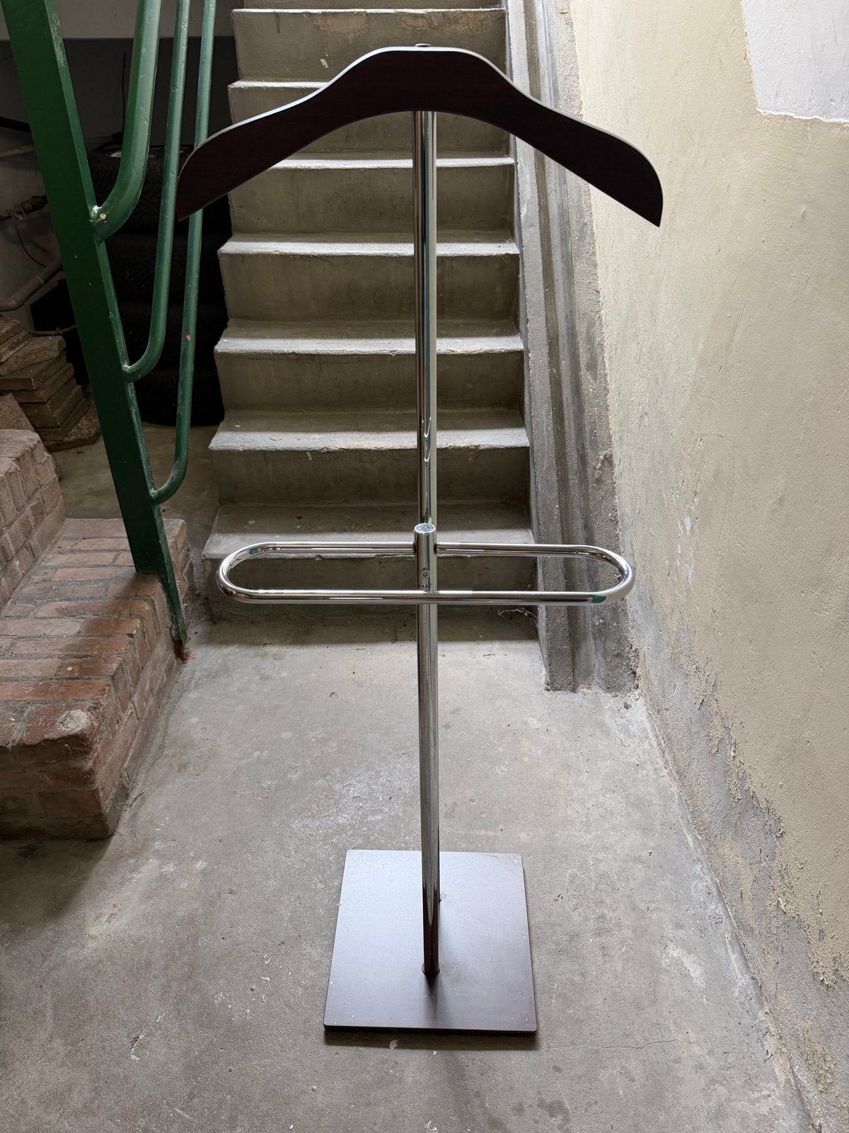 Stijlvolle staande kapstok met houten hanger, Ophalen, Zo goed als nieuw, Metaal, Staande kapstok