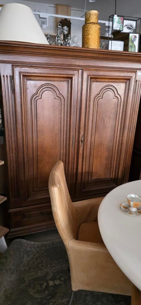 Antieke houten kasten  met sierlijke details, Ophalen