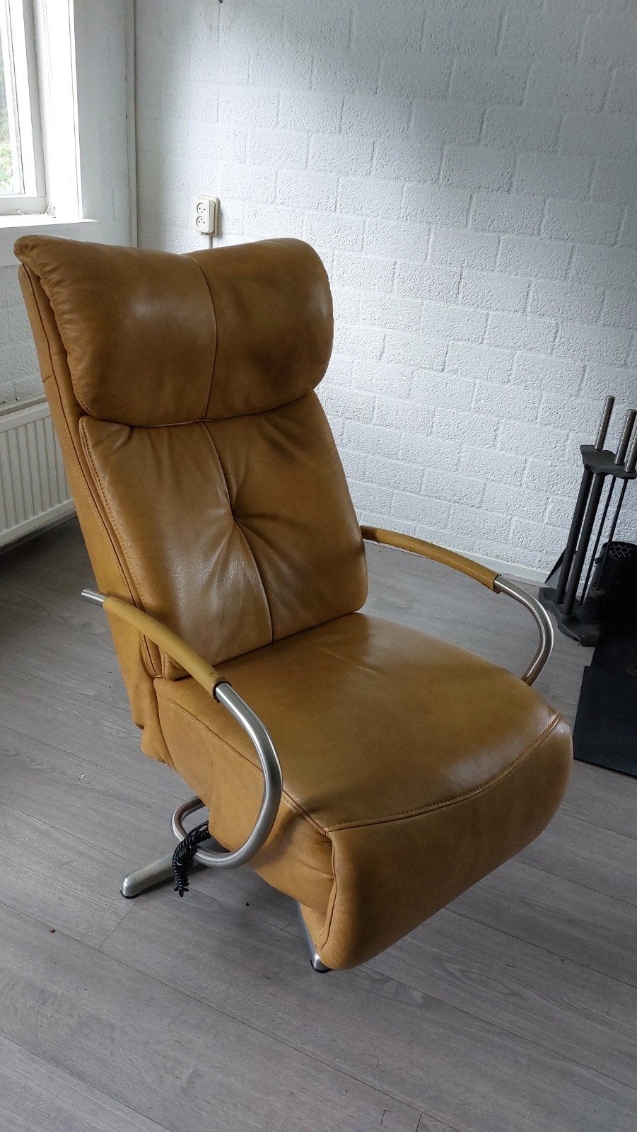 Okerkleurige elektrische draaifauteuil met ligstand, Ophalen