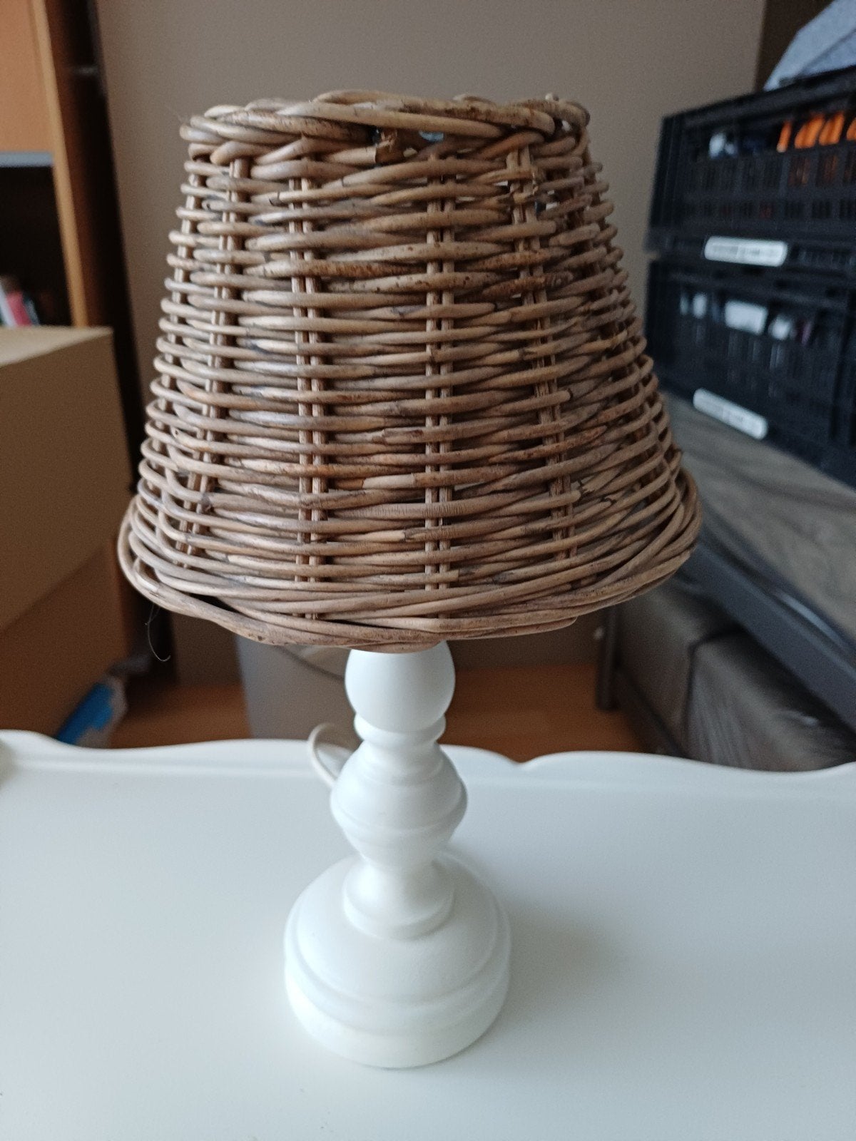 Tafellamp met rieten kap en witte houten voet, Gebruikt, Wit, Ophalen of Verzenden, Hout