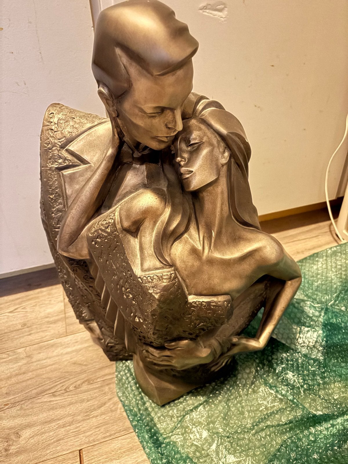 Prachtig bronzen beeld van omhelzend paar, Groep mensen, Ophalen of Verzenden, Brons, Beeld