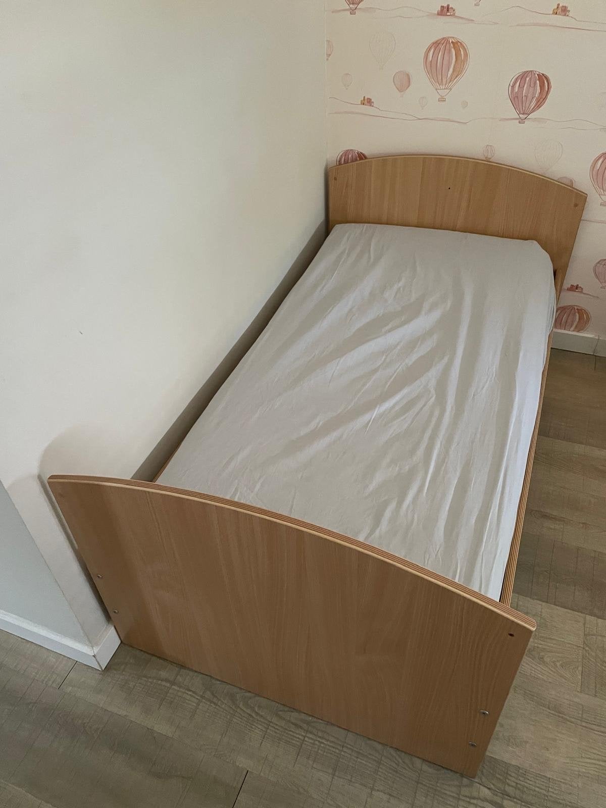 Peuterbed van lichtbruin fineerhout, Huis en Inrichting, Ophalen, Gebruikt, Bruin, 190 cm of minder