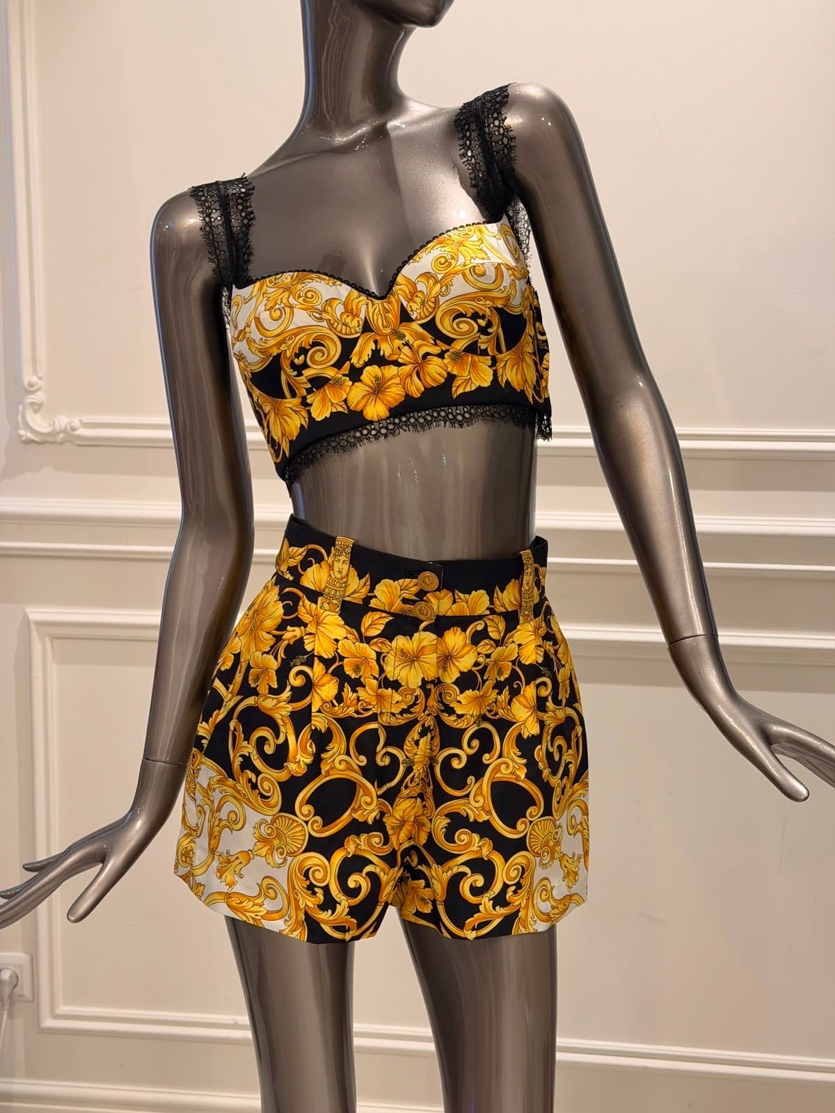 Versace tweedelige set met barokprint en kant, Kort, Zwart, Ophalen of Verzenden, Zo goed als nieuw